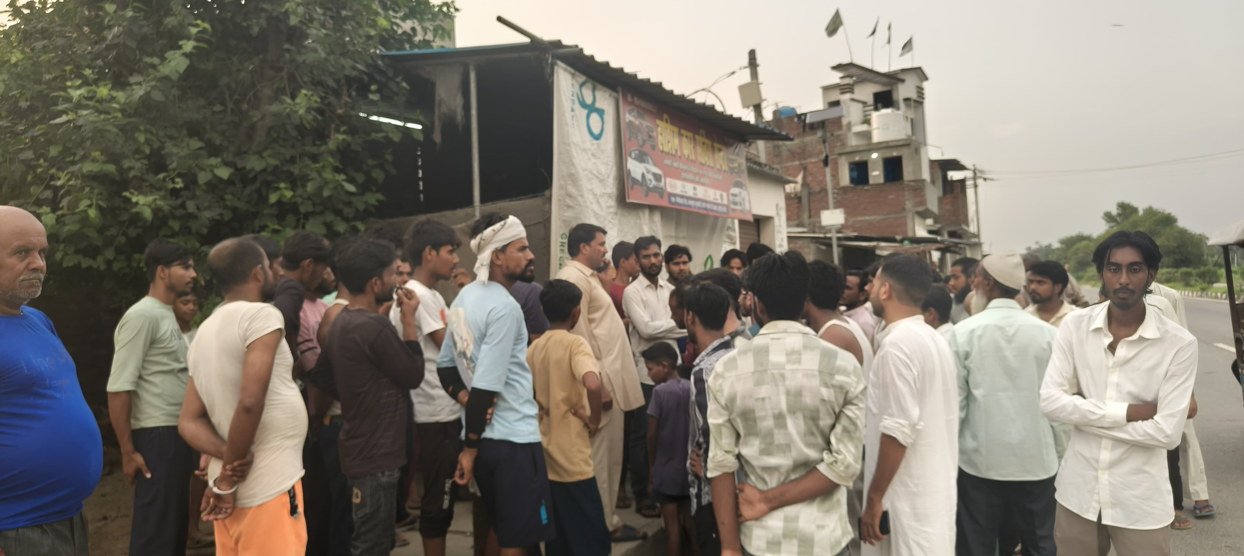 बहेड़ी के मन्डनपुर शुमाली में वृद्ध को स्कूटी सवार ने मारी टक्कर वृद्ध बुरी तरह हुआ ज़ख्मी.