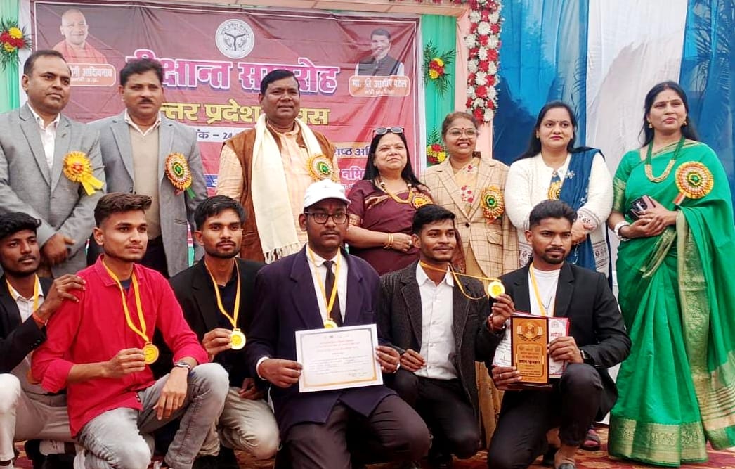 राजकीय पॉलीटेक्निक के दीक्षांत समारोह में विधायक डॉ डीसी वर्मा ने छात्र-छात्राओं को मेडल एवं प्रमाण पत्र देकर सम्मानित किया..