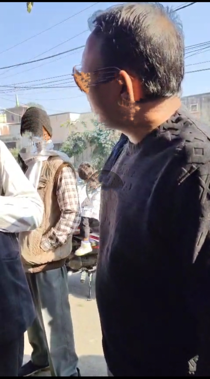 शिक्षक नेता को दूसरे समुदाय की दो लड़कियों के साथ ग्रामीणों ने पकड़ा मामले की वीडियो वायरल..